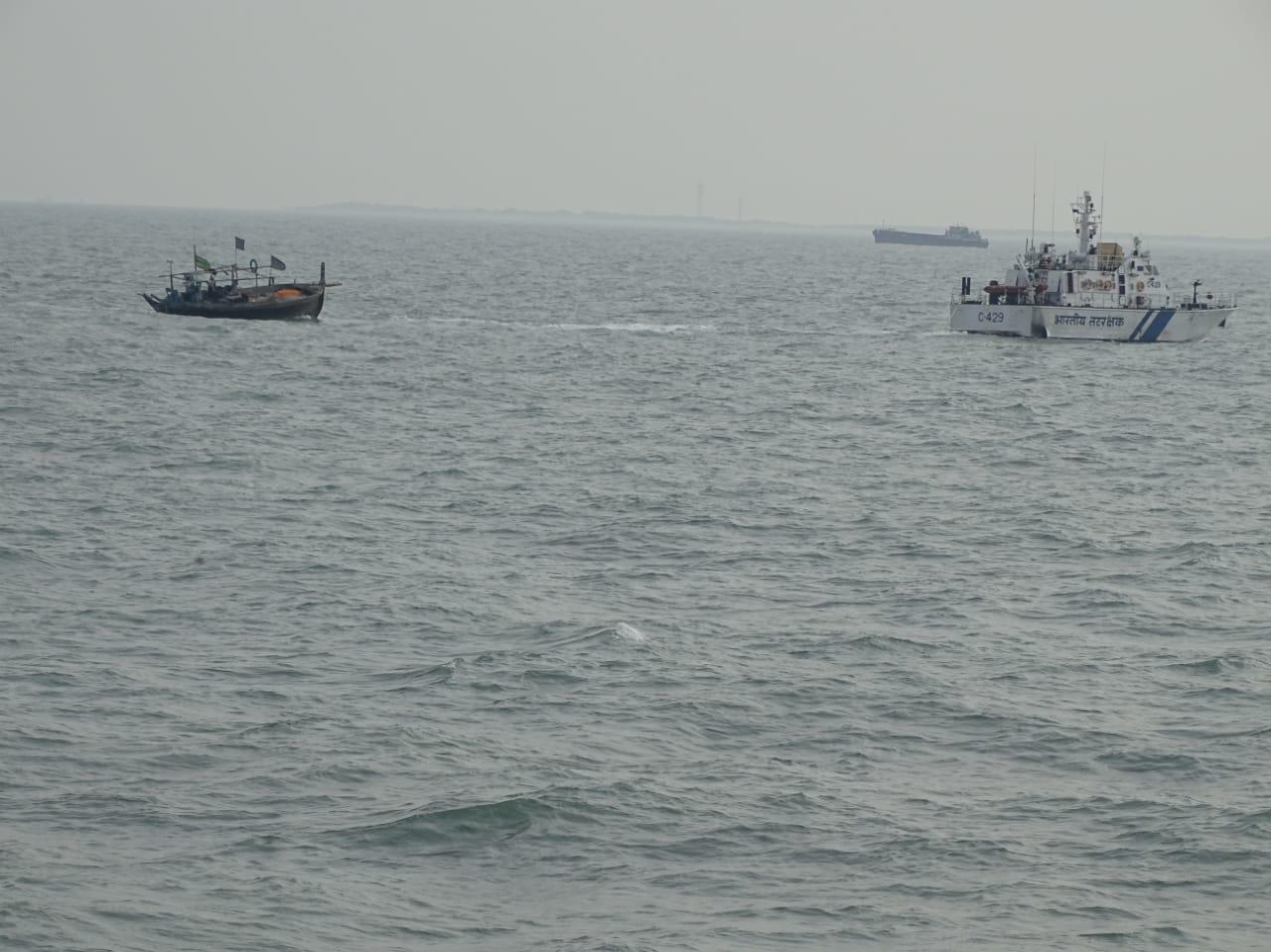 Indian Coast Guard, ATS Gujarat apprehend Pakistani boat with heroine ...