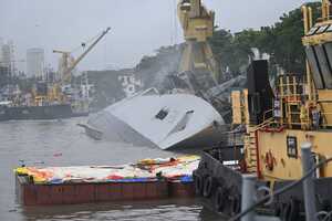 INS Brahmaputra, Indian Navy guided-missile frigate, collapses after major fire